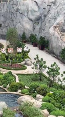 Da Nang, Vietnam bulutların üzerinde süzülüyor, bu rüya gibi köprü taş ellerin içinde dinleniyor, yolculara huzur dolu, gerçeküstü bir dağ yürüyüşü sunuyor..