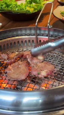 Tuz ve biberli ızgara biftek eti. Biftek ızgarada ızgara. Tasarımın için arka plan olarak. Yüksek kalite 4k görüntü