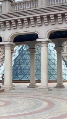 Da Nang, Vietnam bulutların üzerinde süzülüyor, bu rüya gibi köprü taş ellerin içinde dinleniyor, yolculara huzur dolu, gerçeküstü bir dağ yürüyüşü sunuyor..