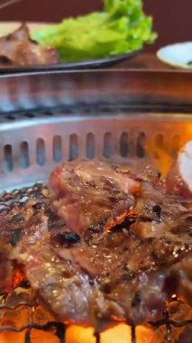 Tuz ve biberli ızgara biftek eti. Biftek ızgarada ızgara. Tasarımın için arka plan olarak. Yüksek kalite 4k görüntü