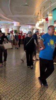 Restoran yemekleri, bulutların üzerinde süzülen açık büfe, rüya gibi köprü, taş ellerin palmiyelerinde dinleniyor, yolculara huzur dolu, gerçeküstü bir dağ semalarında yürüme olanağı sunuyor. Vietnam Danang 09.02.2025