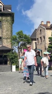 Da Nang, Vietnam bulutların üzerinde süzülüyordu. Bu rüya gibi köprü taş ellerin içinde dinleniyordu. Gezginlere huzur dolu, gerçeküstü bir dağ yürüyüşü sunuyordu. Vietnam Danang 09.02.2025