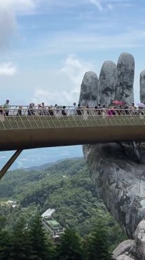 Da Nang, Vietnam bulutların üzerinde süzülüyor, bu rüya gibi köprü taş ellerin içinde dinleniyor, yolculara huzur dolu, gerçeküstü bir dağ yürüyüşü sunuyor..