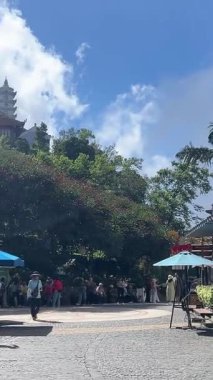 Da Nang, Vietnam bulutların üzerinde süzülüyordu. Bu rüya gibi köprü taş ellerin içinde dinleniyordu. Gezginlere huzur dolu, gerçeküstü bir dağ yürüyüşü sunuyordu. Vietnam Danang 09.02.2025