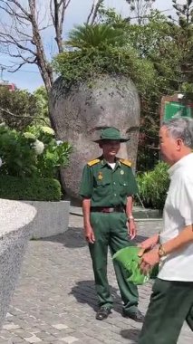 Da Nang, Vietnam bulutların üzerinde süzülüyordu. Bu rüya gibi köprü taş ellerin içinde dinleniyordu. Gezginlere huzur dolu, gerçeküstü bir dağ yürüyüşü sunuyordu. Vietnam Danang 09.02.2025