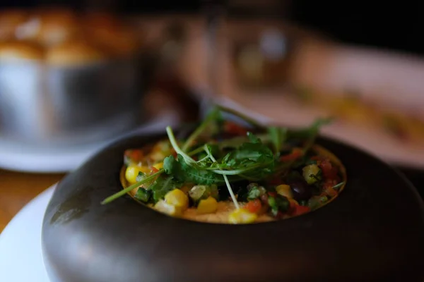 Kızartma tavasında çeşitli ızgara sebzeler, renkli ve sağlıklı bir yemek sergileniyor. Fotokopi alanı olan düz bir yer. Yüksek kalite fotoğraf