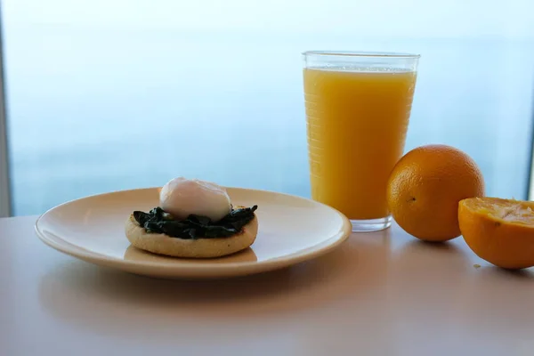 Amerikan kahvaltısı ile yumurta, pastırma, tost, krep, kahve ve meyve suyu, ahşap arka plan kadar güneşli tarafı