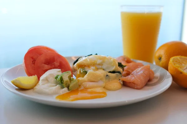 Beyaz arka planda bir tabakta yumurta. Kahvaltı yumurta suyu.