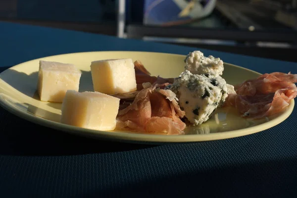 Lezzetli tipik peynir ve salam tabağı, İtalyan mezeleri, Avrupa yemekleri..