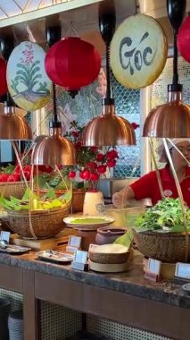 Restoran yemekleri, bulutların üzerinde süzülen açık büfe, rüya gibi köprü, taş ellerin palmiyelerinde dinleniyor, yolculara huzur dolu, gerçeküstü bir dağ semalarında yürüme olanağı sunuyor. Vietnam Danang 09.02.2025