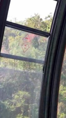 Da Nang, Vietnam bulutların üzerinde süzülüyor, bu rüya gibi köprü taş ellerin içinde dinleniyor, yolculara huzur dolu, gerçeküstü bir dağ yürüyüşü sunuyor..