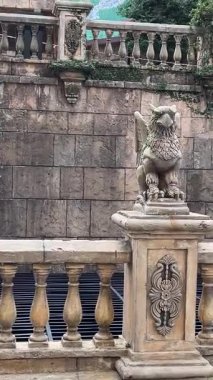 Da Nang, Vietnam bulutların üzerinde süzülüyor, bu rüya gibi köprü taş ellerin içinde dinleniyor, yolculara huzur dolu, gerçeküstü bir dağ yürüyüşü sunuyor..