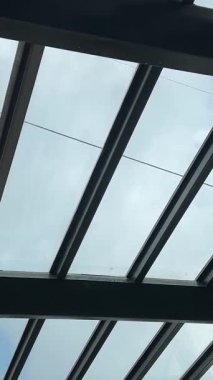 Da Nang, Vietnam bulutların üzerinde süzülüyor, bu rüya gibi köprü taş ellerin içinde dinleniyor, yolculara huzur dolu, gerçeküstü bir dağ yürüyüşü sunuyor..