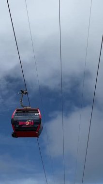 Da Nang, Vietnam bulutların üzerinde süzülüyor, bu rüya gibi köprü taş ellerin içinde dinleniyor, yolculara huzur dolu, gerçeküstü bir dağ yürüyüşü sunuyor..