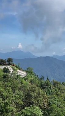 Teleferik Da Nang, Vietnam bulutların üzerinde süzülüyor, bu rüya gibi köprü taş ellerin içinde dinleniyor, yolculara huzur dolu, gerçeküstü bir dağ yürüyüşü sunuyor..
