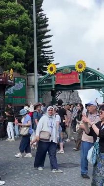 Da Nang, Vietnam bulutların üzerinde süzülüyordu. Bu rüya gibi köprü taş ellerin içinde dinleniyordu. Gezginlere huzur dolu, gerçeküstü bir dağ yürüyüşü sunuyordu. Vietnam Danang 09.02.2025