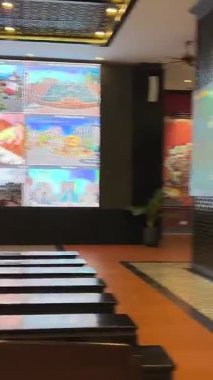 Da Nang, Vietnam bulutların üzerinde süzülüyordu. Bu rüya gibi köprü taş ellerin içinde dinleniyordu. Gezginlere huzur dolu, gerçeküstü bir dağ yürüyüşü sunuyordu. Vietnam Danang 09.02.2025