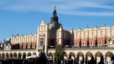 Polonya Krakow Static 'i Rynek Glowny' den Krakow 'daki St Andrews Kilisesi' ne doğru uzun bir atış yaptı. Bir yaz akşamı gün batımında çekildi. KRAKOW, POLİS 01.09.2025