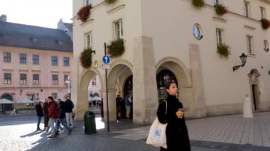 Polonya Krakow Static 'i Rynek Glowny' den Krakow 'daki St Andrews Kilisesi' ne doğru uzun bir atış yaptı. Bir yaz akşamı gün batımında çekildi. KRAKOW, POLİS 01.09.2025