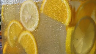 Sarı arka planda karbonatlı su dilimi, köpüklü yaz içeceği, limonlu meyve kokteyli, soğuk limonata, olgun meyve. - Evet. Yüksek kalite 4k görüntü