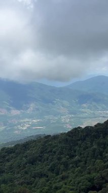 Da Nang, Vietnam bulutların üzerinde süzülüyor, bu rüya gibi köprü taş ellerin içinde dinleniyor, yolculara huzur dolu, gerçeküstü bir dağ yürüyüşü sunuyor..
