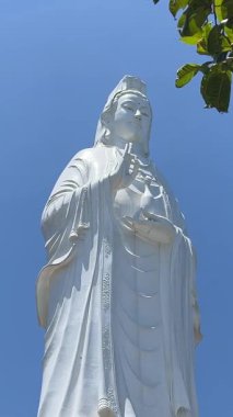 Vietnam 'ın Da Nang tepelerindeki bu inanılmaz tapınağın Sunset Epic Aerial Done View' daki Lady Buddha Dünya Turistleri İçin Turizm Özellikleri. Yüksek kalite 4k görüntü