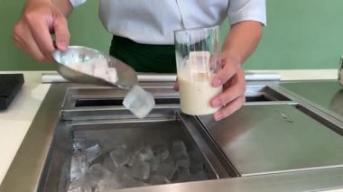 Bir bardak süte buz ekle. Yüksek kalite 4k görüntü