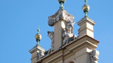 Polonya Krakow Static 'i Rynek Glowny' den Krakow 'daki St Andrews Kilisesi' ne doğru uzun bir atış yaptı. Bir yaz akşamı gün batımında çekildi. Yüksek kalite 