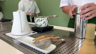 Bambu çırpıcı ile taze yeşil çay demlemek için geleneksel Japon usulü çay çırpmak köpüklü dokular ve sakin deneyimler yaratır. Yüksek kalite 4k görüntü