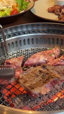 Tuz ve biberli ızgara biftek eti. Biftek ızgarada ızgara. Tasarımın için arka plan olarak. Yüksek kalite 4k görüntü