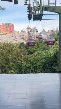 Da Nang, Vietnam bulutların üzerinde süzülüyor, bu rüya gibi köprü taş ellerin içinde dinleniyor, yolculara huzur dolu, gerçeküstü bir dağ yürüyüşü sunuyor..