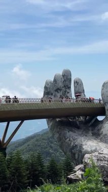 Da Nang, Vietnam bulutların üzerinde süzülüyordu. Bu rüya gibi köprü taş ellerin içinde dinleniyordu. Gezginlere huzur dolu, gerçeküstü bir dağ yürüyüşü sunuyordu. Vietnam Danang 09.02.2025