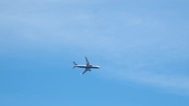 Uçak mavi gökyüzünde uçar. Seyahat et. Uçak mavi gökyüzünün arka planına doğru havalanıyor.. 