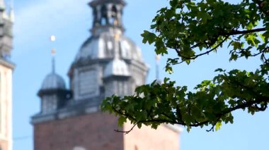 Polonya Krakow Static 'i Rynek Glowny' den Krakow 'daki St Andrews Kilisesi' ne doğru uzun bir atış yaptı. Bir yaz akşamı gün batımında çekildi. Yüksek kalite 