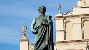 Polonya Krakow Static 'i Rynek Glowny' den Krakow 'daki St Andrews Kilisesi' ne doğru uzun bir atış yaptı. Bir yaz akşamı gün batımında çekildi. Yüksek kalite 