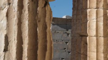Yunanistan 'ın Atina kentindeki Iconic Parthenon ve Ancient Harabeleri' nin üzerinde uç. Atina 'nın Antik Akropolis ve Çarpıcı Şehir Manzarasını Gündoğumunda Gösteren Hava Görüntüleri. UHD, 4K . Yüksek kalite 4k