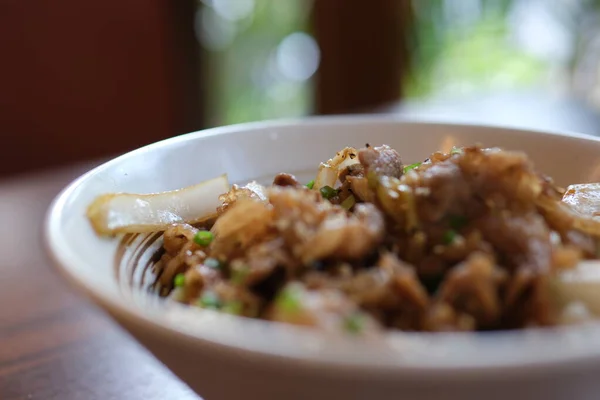 Ahşap bir masada servis edilen tavuk biryani yemeğinin yakın çekimi. Yüksek kalite fotoğraf