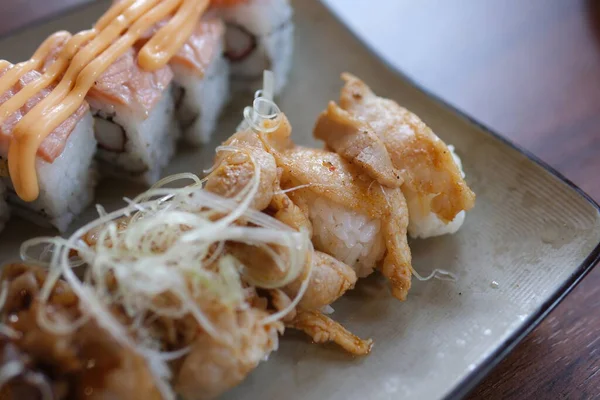 Suşi ve sığır eti, kızarmış et ve ızgara somon balığı, somon balığı, Asya mutfağı deneyleri.