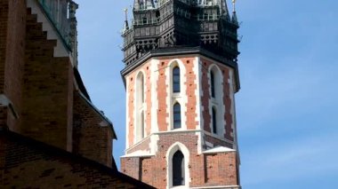 Polonya Krakow Static 'i Rynek Glowny' den Krakow 'daki St Andrews Kilisesi' ne doğru uzun bir atış yaptı. Bir yaz akşamı gün batımında çekildi. Yüksek kalite 