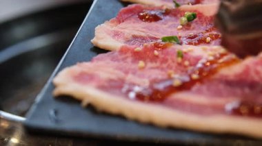 Çiğ taze et ve baharatlı tuz düşüşü manzarası. Tuzlu baharat, kırmızı kırmızı kırmızı biber Meksika restoranı, yemek, sebze, biftek, biyolojik ürünler, profesyonel yemek..