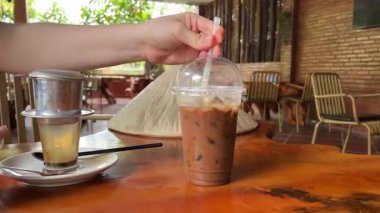 Yoğunlaştırılmış sütlü Vietnam kahvesi yapmak geleneksel bir filtrede bir kafede yakın çekimde. Yoğunlaştırılmış sütle Vietnam kahvesi yapma süreci