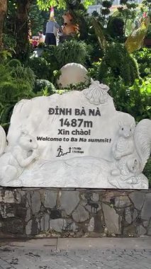 Da Nang, Vietnam bulutların üzerinde süzülüyordu. Bu rüya gibi köprü taş ellerin içinde dinleniyordu. Gezginlere huzur dolu, gerçeküstü bir dağ yürüyüşü sunuyordu. Vietnam Danang 09.02.2025