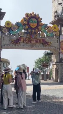 Da Nang, Vietnam bulutların üzerinde süzülüyordu. Bu rüya gibi köprü taş ellerin içinde dinleniyordu. Gezginlere huzur dolu, gerçeküstü bir dağ yürüyüşü sunuyordu. Vietnam Danang 09.02.2025