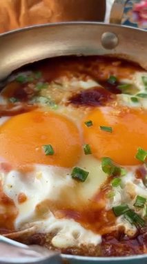 Ev Mutfağı 'ndaki Tavada Kahverengi Yumurta Kırmak. Yüksek kalite 4k görüntü