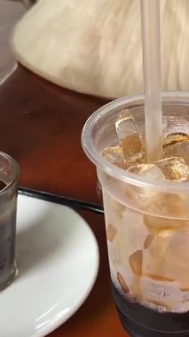 Yoğunlaştırılmış sütlü Vietnam kahvesi yapmak geleneksel bir filtrede bir kafede yakın çekimde. Yoğunlaştırılmış sütle Vietnam kahvesi yapma süreci