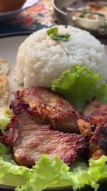 Kolombiya 'da bandeja paisa, yumurta, pilav, sosis, domuz kabuğu ve meyve suyu. Yüksek kalite 4k görüntü