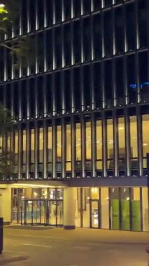 Ho Chi Minh Şehir Geceleri, Işıklarla Bason Köprüsü, Ho Chi Minh City 'deki Bason Köprüsü aydınlık kemerlerini ve canlı şehir ışıklarını sergiliyor. Ho Chi Minh şehri, Vietnam 08.25.2025