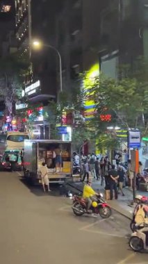 Ho Chi Minh Şehir Geceleri, Işıklarla Bason Köprüsü, Ho Chi Minh City 'deki Bason Köprüsü aydınlık kemerlerini ve canlı şehir ışıklarını sergiliyor. Ho Chi Minh şehri, Vietnam 08.25.2025