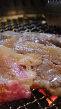 Kızarmış domuz pastırmalı ızgara kızarmış et ve domuz yağı. Izgara et ızgarası. Yüksek kalite 4k görüntü