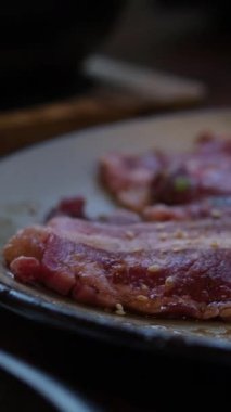 Dini festival sırasında tabakta taze ve çiğ dana eti ya da sığır eti yığınına yakın çekim. Taze inek eti pişirmeye hazır. Yüksek kalite 4k görüntü